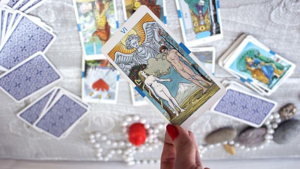 Tarot : découvrez comment votre vie va changer grâce à la magie lunaire de cette année 2024