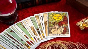 Signes du zodiaque : découvrez la carte du tarot qui vous guide vers la prospérité et l'harmonie