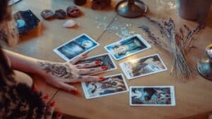 Tarot : les rituels pour profiter de l'énergie des prochaines pleines lunes de cette année